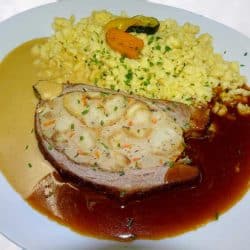 Die Gefüllte Kalbsbrust mit Spätzle ist ein Gericht aus dem Gasthof Hirsch (Ein Sonderwunsch eines Gastes).