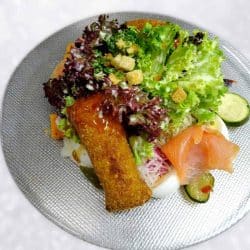 Als Vorspeise oder Hauptgericht empfehlen wir den knackigen Salat mit Kartoffelquarktaschen.