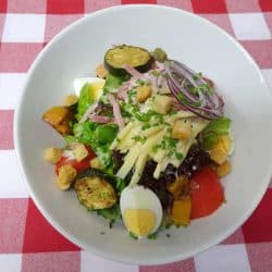 Salatschale mit Schinken, Käse und Ei aus dem Gasthof Hirsch in Günzach